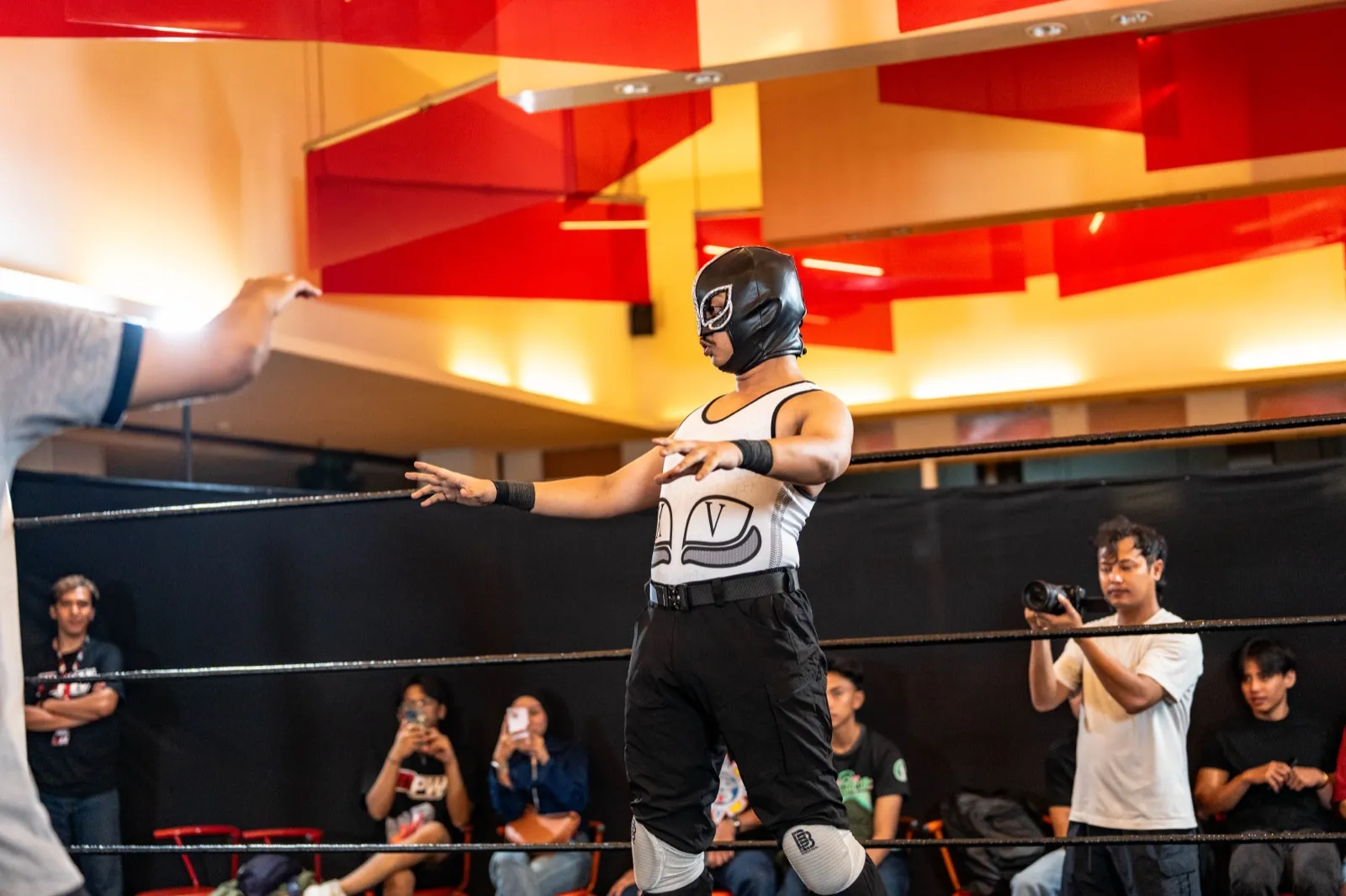 El Godindo at an IDPW show