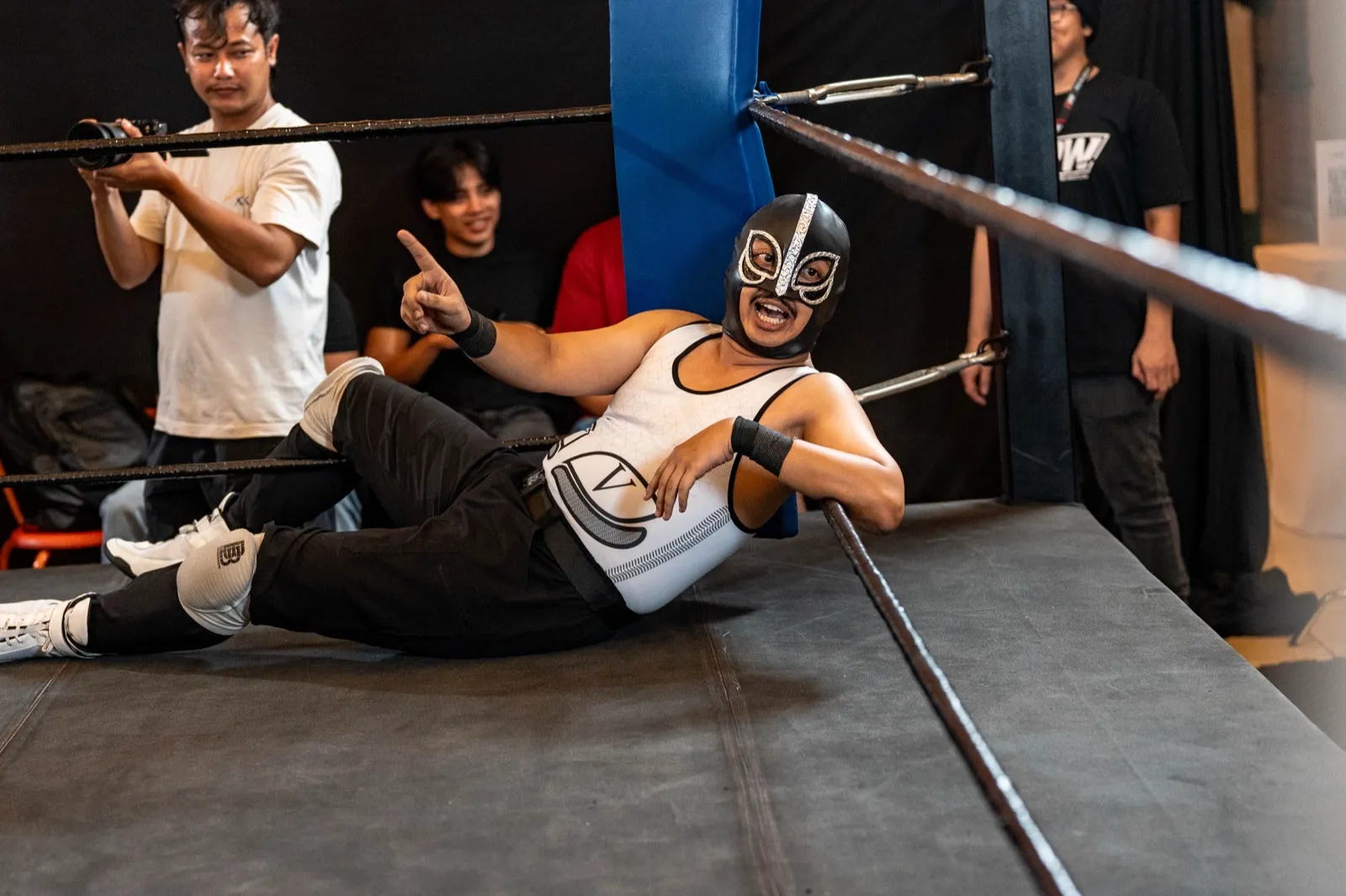El Godindo at an IDPW show